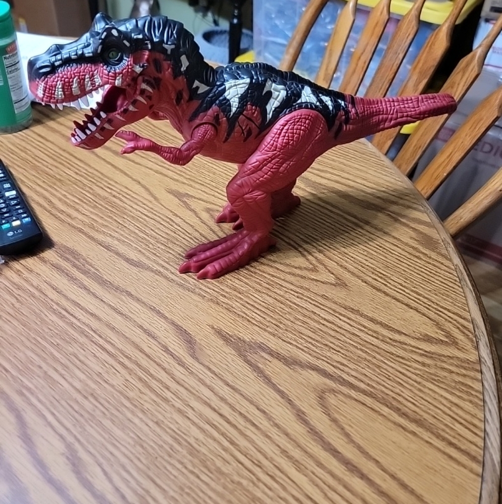 Animal Planet Dinosaur Tyrannosaurus Rex Red Roars Light Up Eyes Moveable Limbs